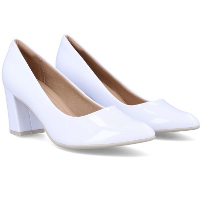Sapatos de salto alto brancos com acabamento brilhante