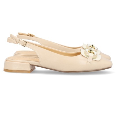 Sapatilhas bege com fivela dourada e salto baixo em fundo branco