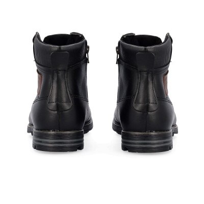 Botins masculinos pretos em couro vistos de trás