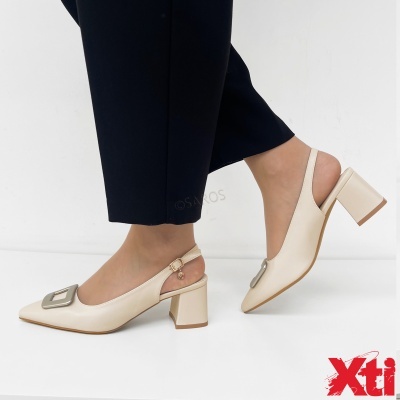 Sapatos de salto alto creme com fivela grande na frente e tira ajustável