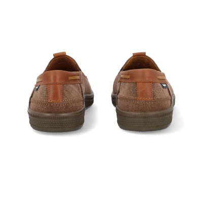 Par de sapatos casuais castanhos com sola escura e detalhes em couro