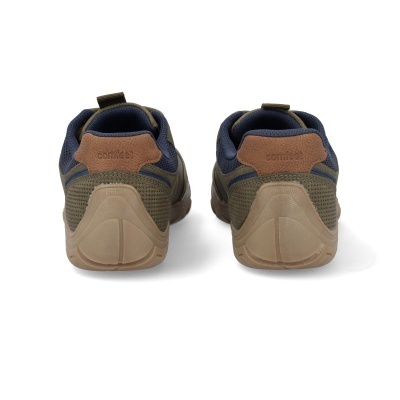 Sapatilhas desportivas azul e verde vistas por trás com sola castanha