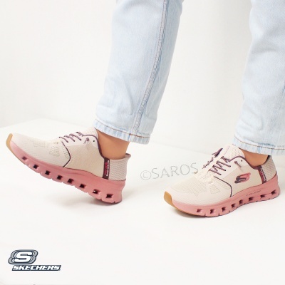 Ténis Skechers femininos bege com sola rosa e logótipo S