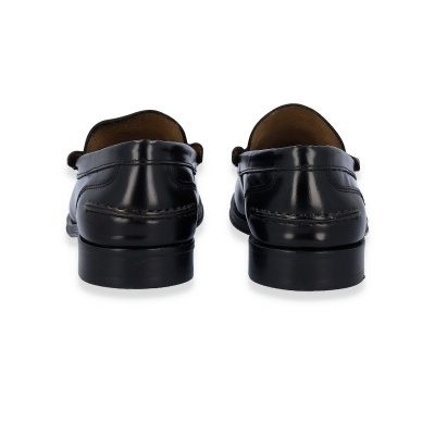 Sapatos masculinos pretos em couro vistos de trás