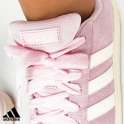 Ténis Adidas rosa em camurça com riscas brancas e atacadores rosa