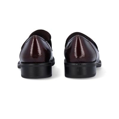 Sapatos castanhos escuros tipo mocassim vistos de trás