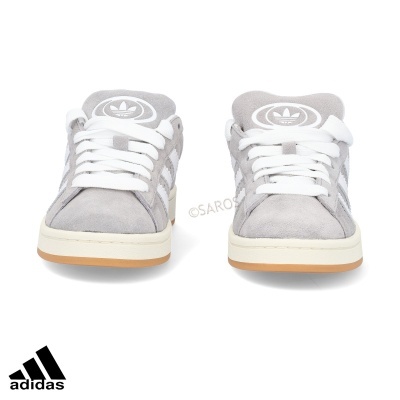 Sapatilhas Adidas cinza claro com 3 riscas brancas e sola bege