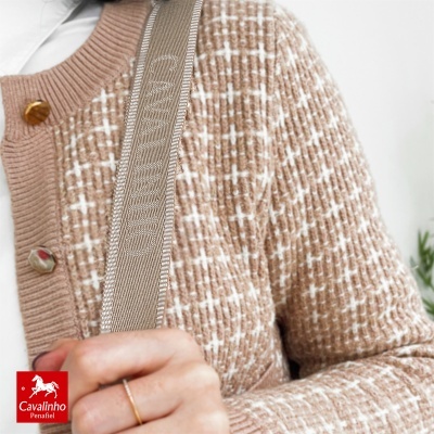 Camisola bege xadrez branco com alça Cavalinho e botões coloridos