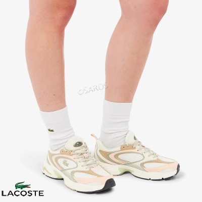 Ténis Lacoste bege, cinza, rosa e branco com logo do crocodilo e meias brancas com logo