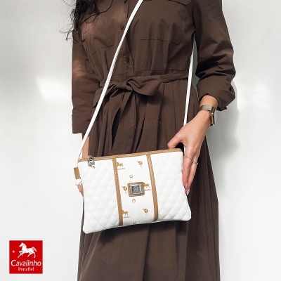 Mala branca matelassê com detalhes camel e padrão de cavalos e ferraduras douradas.