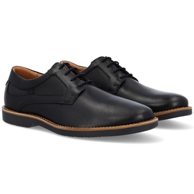 Sapatos masculinos pretos de pele com sola castanha e detalhes têxteis