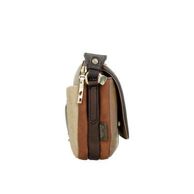 Mala tiracolo castanha e bege com fecho dourado e etiqueta Anekke