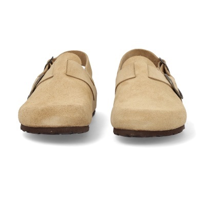 Sapatos tipo mule bege em camurça com sola castanha e fivela metálica lateral