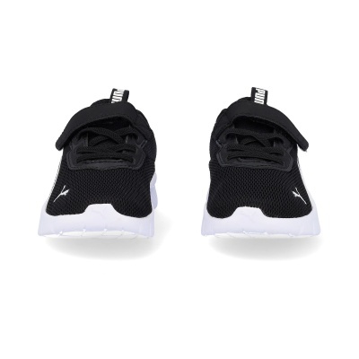 Par de sapatilhas desportivas pretas com sola branca e fecho de velcro