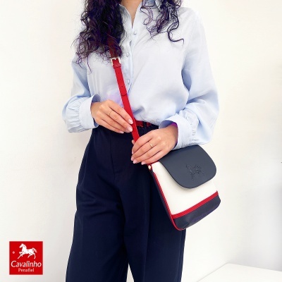 Mala de ombro preta, branca e vermelha com relevo de cavalo