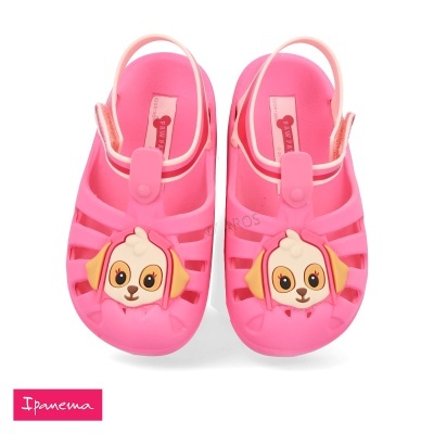 Sandálias infantis cor-de-rosa com figura de cachorro e marca Ipanema