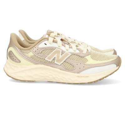 Sapatilhas New Balance em tons de bege e creme, com malha e camurça.