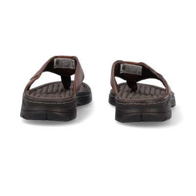 Chinelos castanhos com sola preta e etiqueta com tamanhos