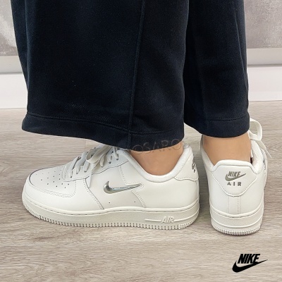 Ténis Nike Air brancos com sola branca e logótipos prateados