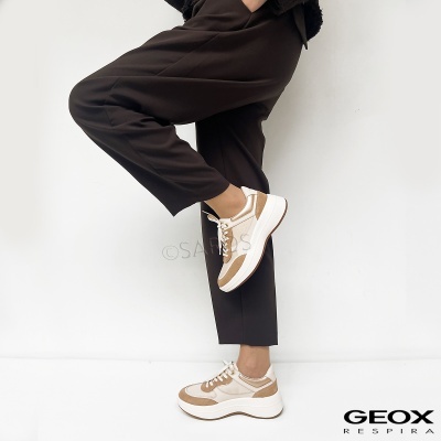 Ténis de plataforma bege e branco Geox com calças pretas