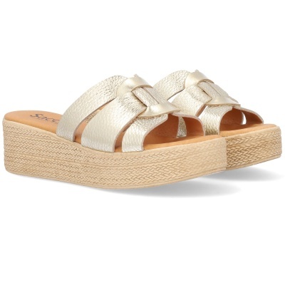 Sandálias cunha bege com tiras entrelaçadas de pele e sola tipo ráfia