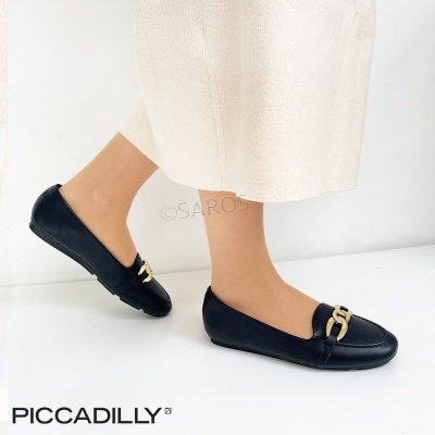 Sapatos mocassim pretos com detalhe dourado e calças creme