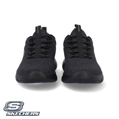 Sapatilhas pretas Skechers com sola preta e tecido malha em fundo branco
