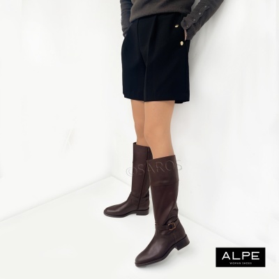 Botas altas de pele castanha com calções pretos e fundo branco