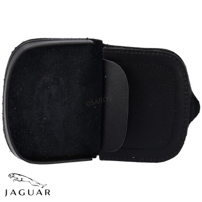 Bolsa preta de couro aberta com interior em tecido preto e logo Jaguar