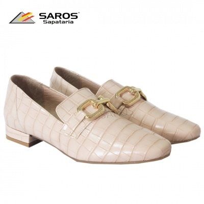 Mocassins femininos bege claro com padrão crocodilo e detalhe dourado