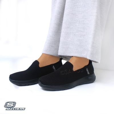 Sapatos Skechers negros slip-on em tecido com sola preta.