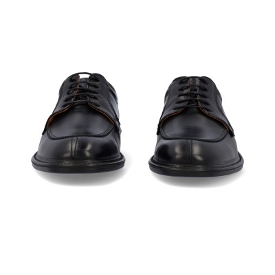 Par de sapatos pretos de couro com atacadores castanhos