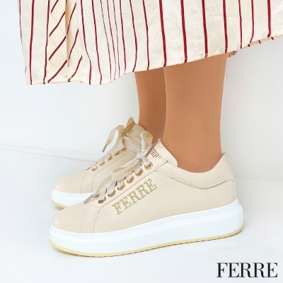 Ténis femininos FERRE bege claro com sola branca e atacadores, vestida com saia branca riscada vermelha