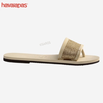 Chinelo Havaianas bege com tira dourada e sola preta