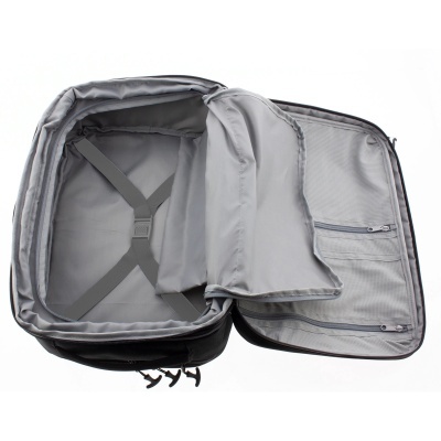 Interior de mala cinzenta com compartimentos e correias