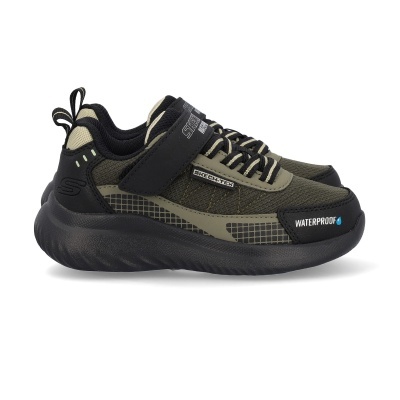 Ténis desportivos impermeáveis Skechers verde oliva e preto com tira de velcro.