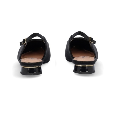 Par de sapatos femininos pretos com salto baixo e tiras