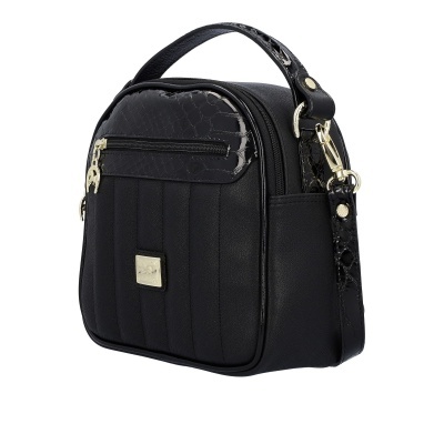 Mala pequena preta com padrão pele de crocodilo e alça