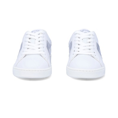 Tênis brancos com detalhes cinza e atacadores brancos vistos de frente