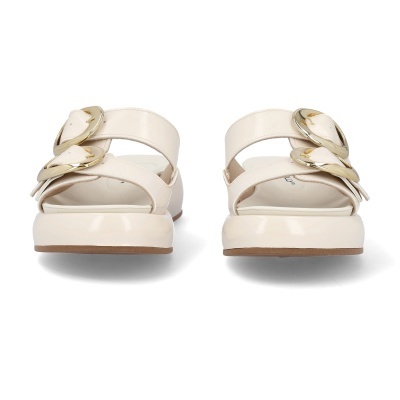 Sandálias creme com tiras largas e fivelas douradas