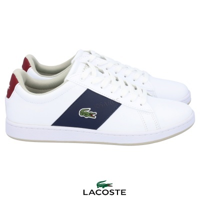 Sapatilhas brancas Lacoste com detalhe azul escuro e vermelho, logo crocodilo verde.