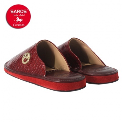 Chinelos vermelhos em pele sintética com sola vermelha e detalhes dourados