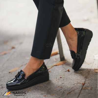 Sapatos mocassins pretos em pele verniz com sola grossa antiderrapante