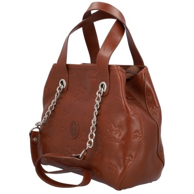 Mala castanha em pele com padrão em relevo e corrente prateada