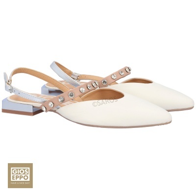 Sapatos rasos brancos com tiras bege e tachas metálicas, salto azul claro