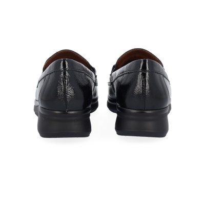 Sapatos pretos de pele verniz vistos de trás