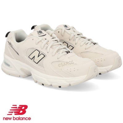 Sapatilhas New Balance bege com solado grosso e logo N preto.