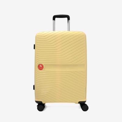 Mala de viagem rígida amarela com quatro rodas e pega extensível preta.