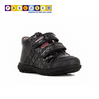 Ténis infantil preto com duas tiras de velcro e padrão texturizado