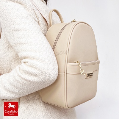 Mochila bege pequena de material sintético com fechos dourados